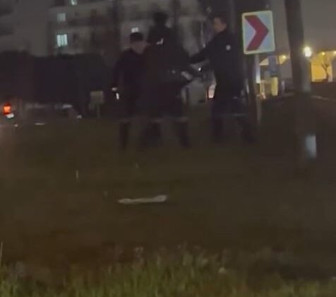 Telefon çalan adam E-5’e kaçtı, bekçiler minibüse binerek kovaladı