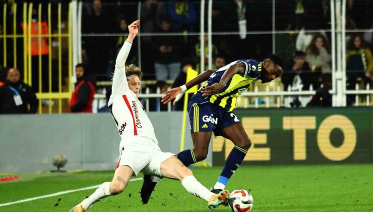 Trendyol Süper Lig: Fenerbahçe: 1 – Samsunspor: 2 (İlk yarı)
