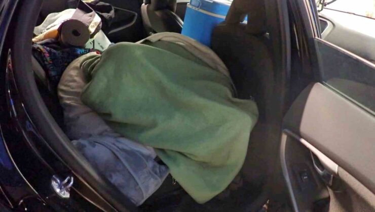 Türkiye’den çıkan araçlara gizlenen kaçaklar yakalandı