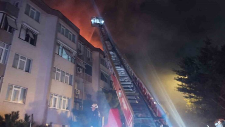 Üsküdar’da site içindeki binanın çatısında yangın paniği