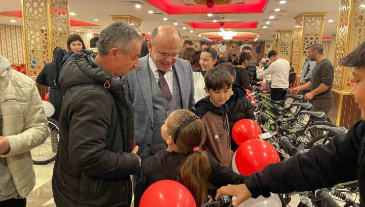 Uzunköprü’de 30 yetim ve öksüz çocuğa bisiklet sürprizi