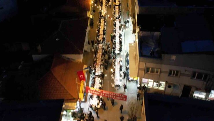 Yüzlerce metre uzayan sofrada 4 bin 500 kişi iftar yaptı