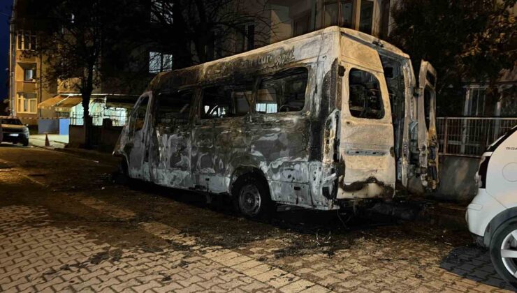 Avcılar’da park halindeki servis aracı alev alev yandı