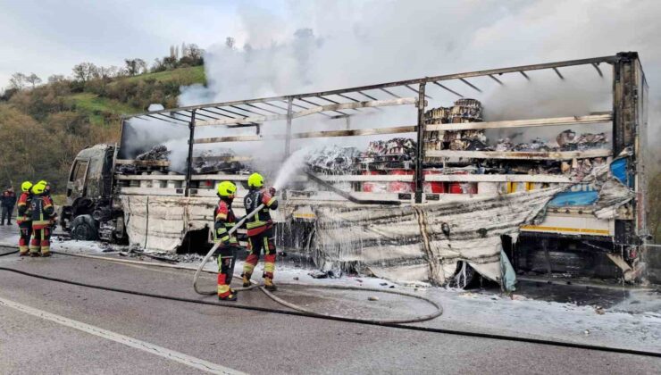 Balıkesir’de yanan tır kullanılmaz hale geldi