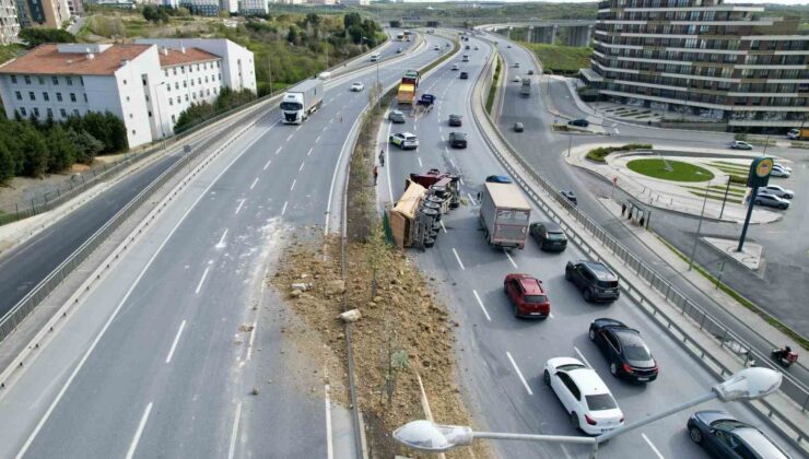 Başakşehir’de hafriyat kamyonu devrildi: Yol trafiğe kapandı