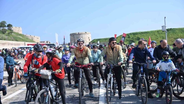 Çanakkale’de bin 50 bisikletli şehitlere saygı için pedal çevirdi