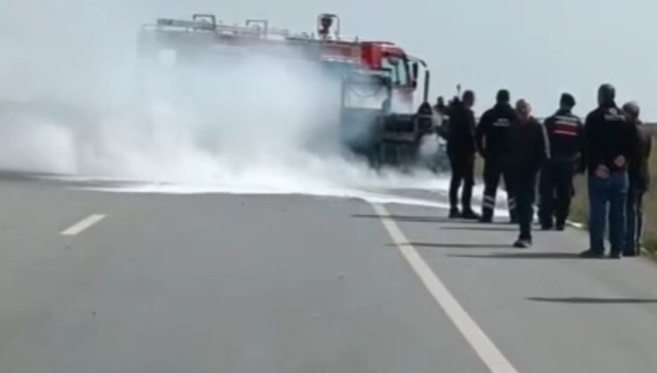 Edirne-Kırklareli yolunda seyir halindeki iş makinesi alevlere teslim oldu