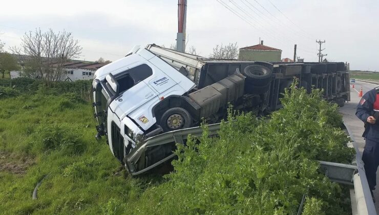 Edirne’de kontrolden çıkan tır devrildi