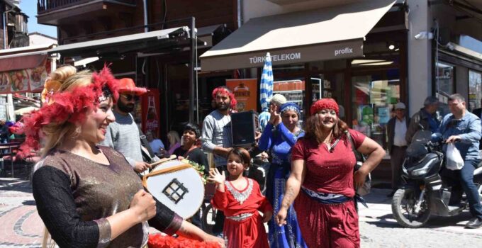 Edirne’de turistler romanların kakava davetine ortak oldu