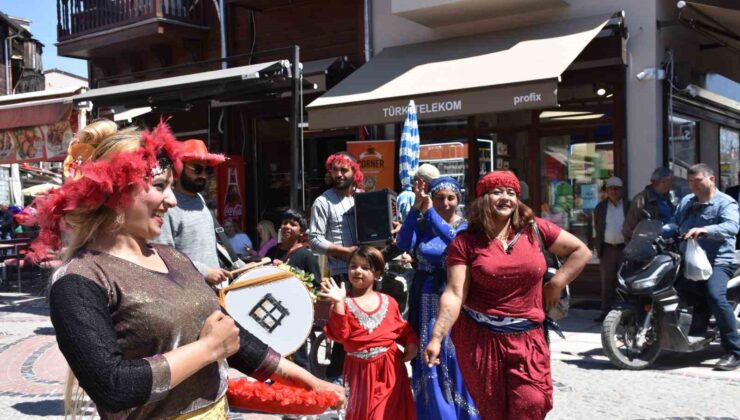 Edirne’de turistler romanların kakava davetine ortak oldu