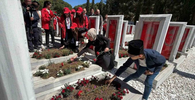 Gençlik ve Spor Bakan Yardımcısı Gürsoy: “Biz o ruhu diri tuttuğumuz sürece ne bayrak iner ne bu millet geri adım atar”
