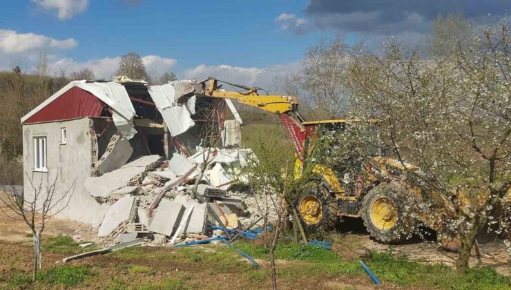 İnegöl’de 142 kaçak yapı yerle bir edildi