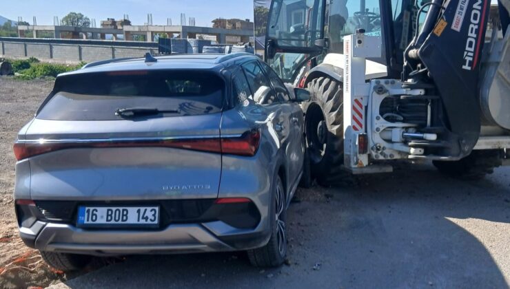 İnegöl’de otomobil iş makinasına çarptı: 1 yaralı