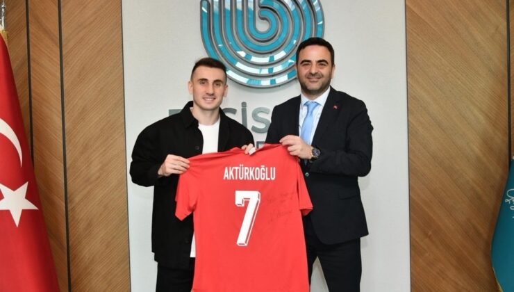 Kerem Aktürkoğlu’ndan Başkan Özlü’ye forma hediyesi