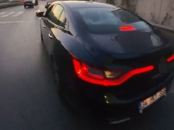 Pendik’te tehlikeli anlar: Yaya geçidinde yavaşlamayan sürücüye ceza yağdı