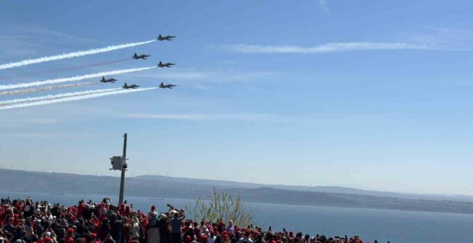 Şehitler Abidesi’nde Türk Yıldızları gösterisi nefesleri kesti