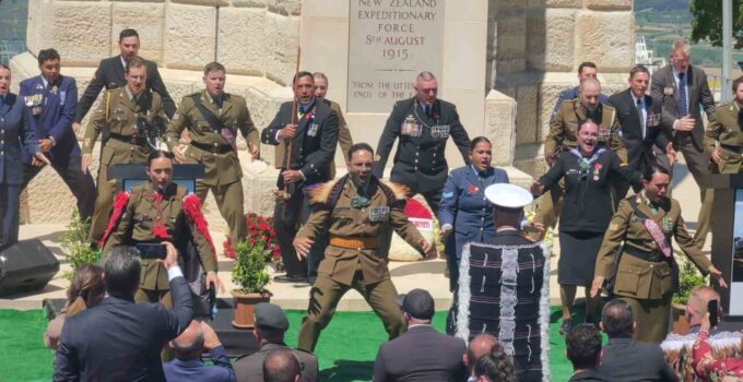 Yeni Zelanda askerleri, atalarını ’haka’ dansıyla andı