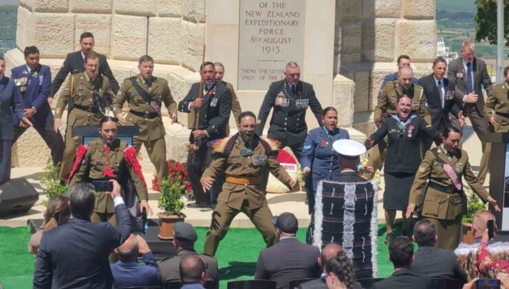 Yeni Zelanda askerleri, atalarını ’haka’ dansıyla andı