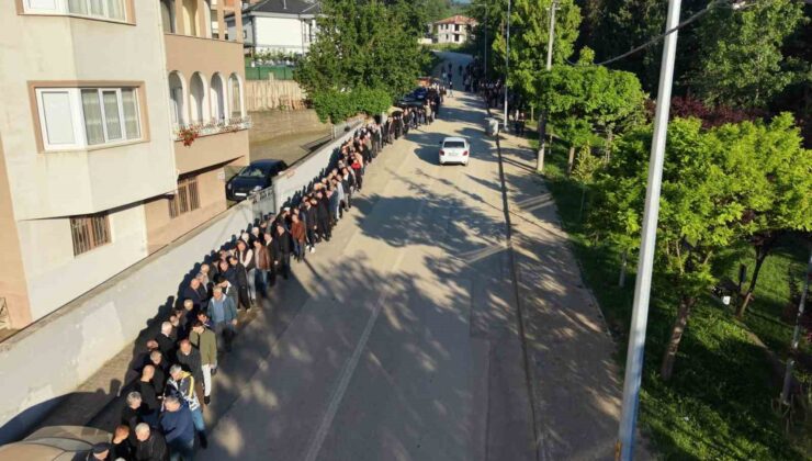60 yıldır süren gelenek: Bayramlaşmada 1 kilometrelik kuyruk oluştu