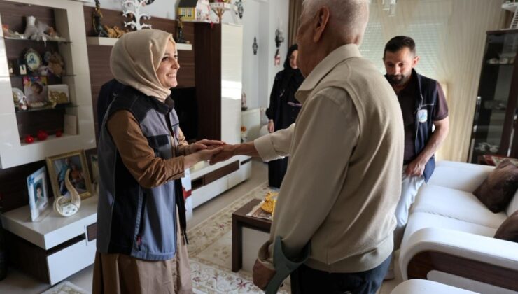 “Alo Evlat” ekipleri bayramda yaşlıları yalnız bırakmadı