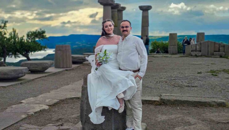 Antik kent, düğün fotoğrafı çektirmek isteyen çifte doğal fotoğraf stüdyosu oldu