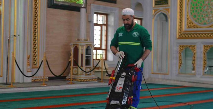 Arnavutköy’de camiler bayrama hazır