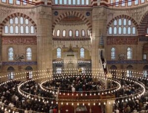 Bakan Güler Selimiye Camii’nde vatandaşlarla bayramlaştı