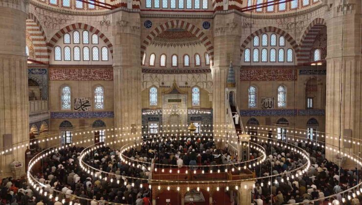 Bakan Güler Selimiye Camii’nde vatandaşlarla bayramlaştı