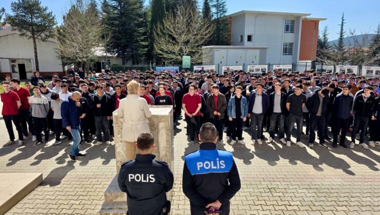 Bilecik’te öğrencilere bilinçli sosyal medya ve güvenlik eğitimi