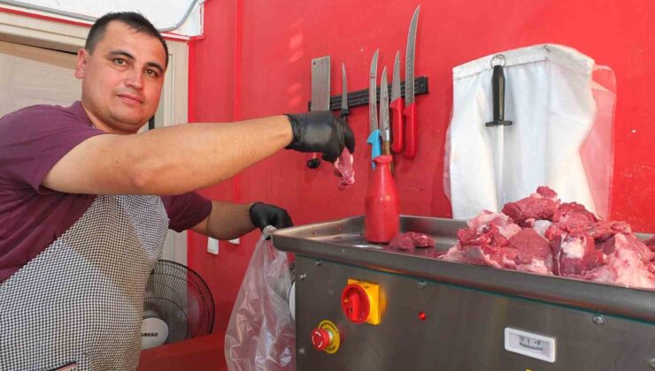 Burhaniye’de kasapların kıyma mesaisi devam ediyor