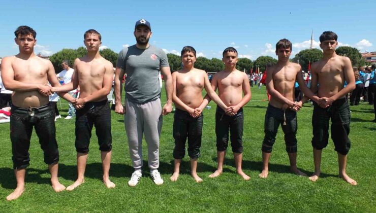 Burhaniyeli gençler Mustafakemalpaşa güreşlerine hazırlanıyorlar