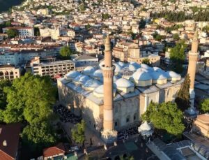 Bursa’da bayram coşkusu tarihi camilerde yaşandı