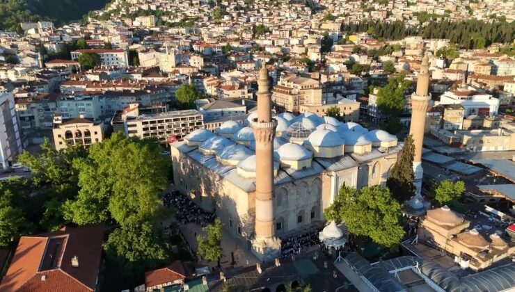 Bursa’da bayram coşkusu tarihi camilerde yaşandı