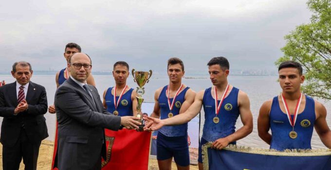 Cerrahpaşa CUP Kürek Yarışları’nda üniversiteler Küçükçekmece Gölü’nde yarıştı