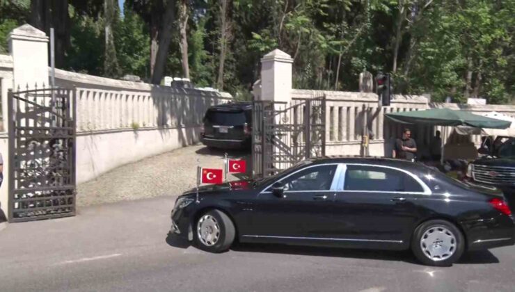 Cumhurbaşkanı Erdoğan anne ve babasının kabirlerini ziyaret etti