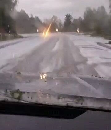 Dolu yağışı yolu beyaza bürüdü