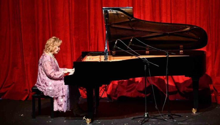 Dünyaca ünlü piyanist Gülsin Onay, Balıkesir’de sahne aldı