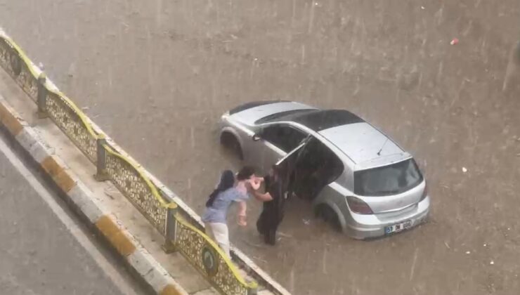 Edirne’de yollar göle döndü: Araçlar mahsur kaldı