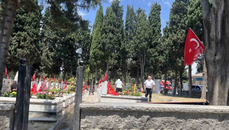 Edirnekapı Şehitliği’nde hüzünlü bayram: Şehit aileleri yakınlarını ziyaret etti