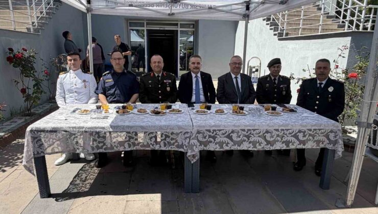 Edremit’te resmi bayramlaşma töreni