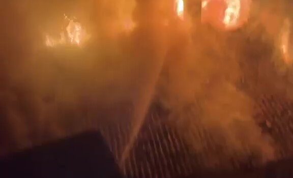 Geceyi aydınlatan yangın mahalleyi ayağa kaldırdı