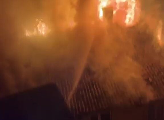 Geceyi aydınlatan yangın mahalleyi ayağa kaldırdı