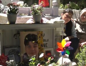 Gülhan Ünlü oğlu Atlas’ın mezarı başında gözyaşlarını tutamadı: “Atlas’sız ikinci bayramımız, acımız gün gün katbekat artıyor”