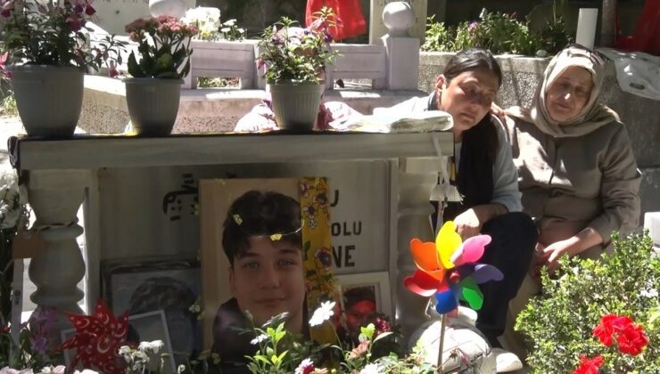 Gülhan Ünlü oğlu Atlas’ın mezarı başında gözyaşlarını tutamadı: “Atlas’sız ikinci bayramımız, acımız gün gün katbekat artıyor”