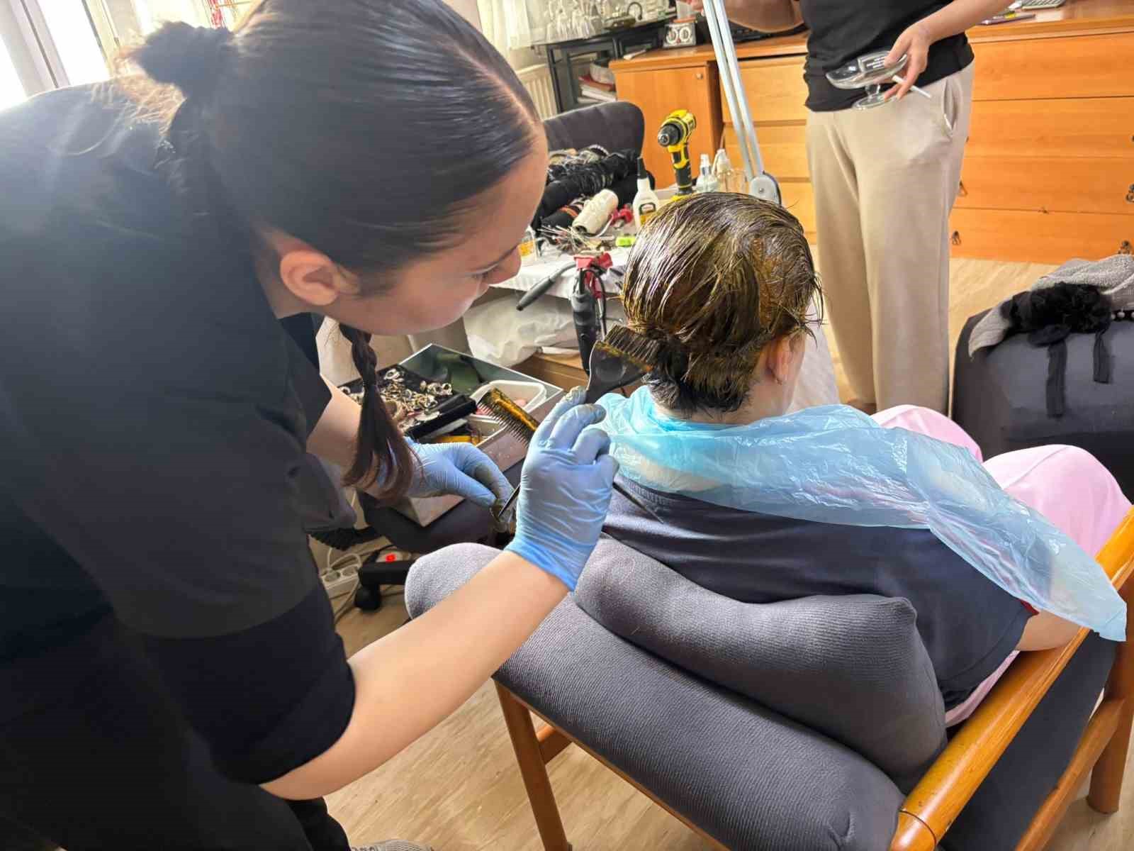 Huzurevindeki yaşlıların bayram bakımı, lise öğrencilerinden