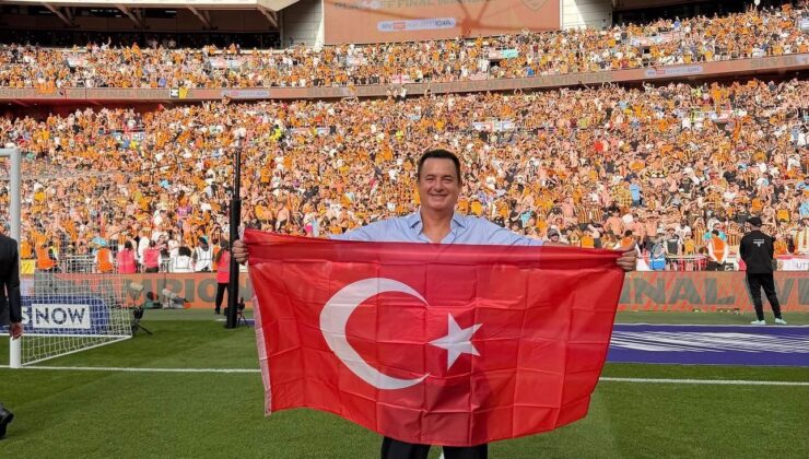 İngiltere’de tarih yazan Türk başkan!