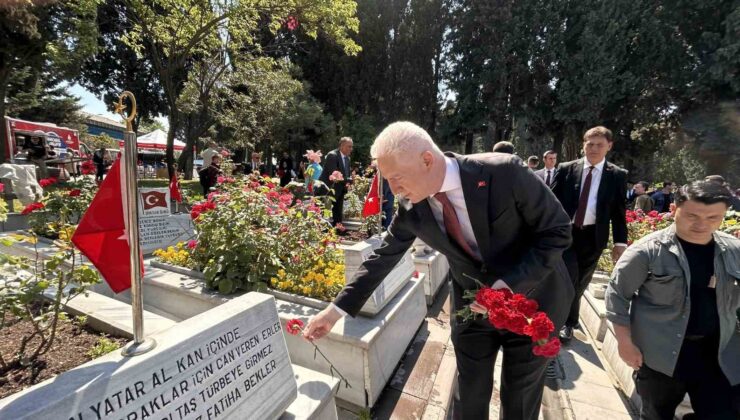 İstanbul Valisi Gül, Edirnekapı Şehitliği’ni ziyaret etti