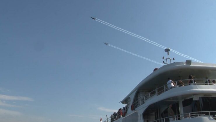 İstanbul’un fethi etkinliklerinde SOLOTÜRK İstanbul Boğazı’nda selamlama uçuşu yaptı