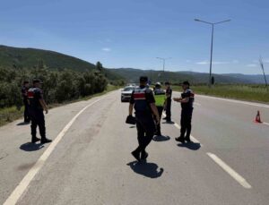 Jandarmadan durdurduğu sürücülere ceza yerine çikolata