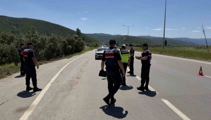Jandarmadan durdurduğu sürücülere ceza yerine çikolata
